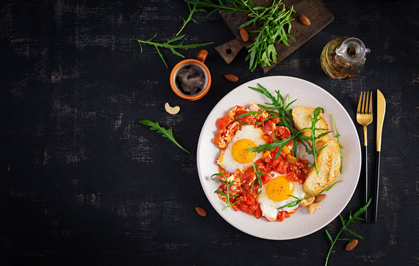 Késői reggeli - sült tojás zöldségekkel. Shakshuka vagyok. Arab konyha. Kóser kaja. Felülnézet - Fotó, kép