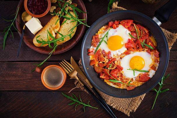 Geç kahvaltı - sebzeli sahanda yumurta. Shakshuka. Arap mutfağı. Koşer yemeği. Üst görünüm - Fotoğraf, Görsel