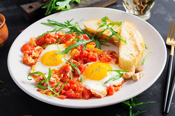 Geç kahvaltı - sebzeli sahanda yumurta. Shakshuka. Arap mutfağı. Koşer yemeği.. - Fotoğraf, Görsel