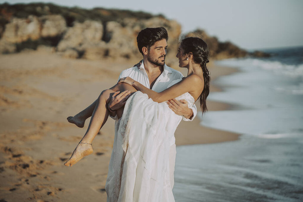 Mariage plage jeune couple coucher de soleil sable blanc heureux vagues de mer - Photo, image
