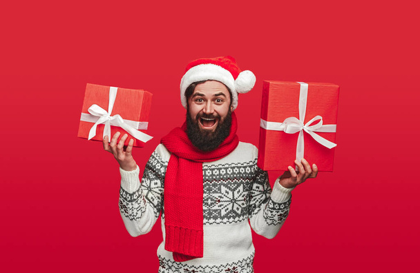 Excited bearded man with Christmas presents - Φωτογραφία, εικόνα