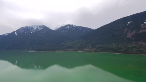 Volare sopra un bellissimo lago canadese vivido - Filmati, video
