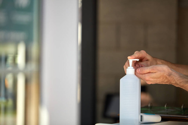 bottiglia disinfettante mano antibatterico all'ingresso edificio per le persone - Foto, immagini