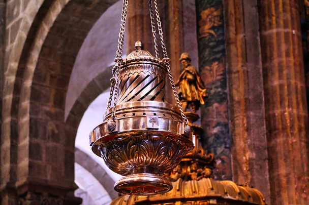 brûleur d'encens botafumeiro dans la cathédrale de santiago apostolique - Photo, image