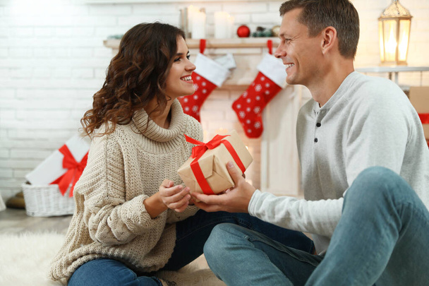 Happy couple with Christmas gift at home - Foto, Imagem