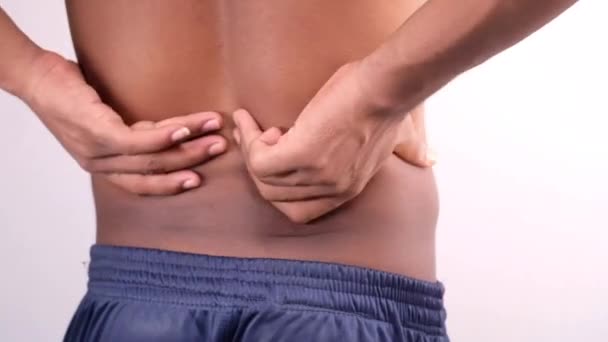 Junger Mann leidet unter Rückenschmerzen aus nächster Nähe - Filmmaterial, Video
