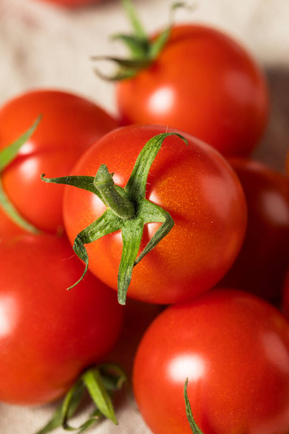 Raw Red Organic Cherry Tomatoes Ready to Eat - Valokuva, kuva
