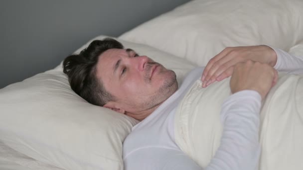 Verontruste man van middelbare leeftijd huilend in bed  - Video