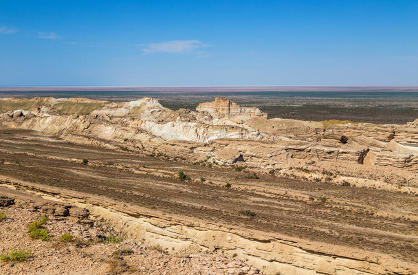 Blick auf den Aralsee vom Rand des Plateaus Ustyurt in der Nähe des Aktumsuk-Kaps in Karakalpakstan, Usbekistan - Foto, Bild