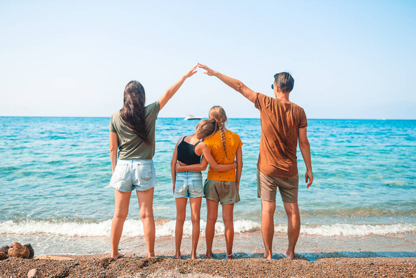 Mladá rodina na dovolené mají spoustu zábavy - Fotografie, Obrázek