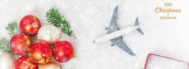 Voyage pour Noël. Avion avec décor de Noël. Concentration sélective. - Photo, image