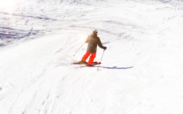 Mies hiihtäjä juoksee alamäkeen alppihiihto - Valokuva, kuva