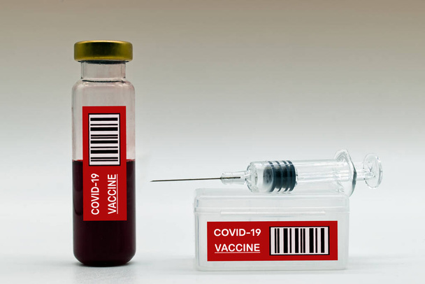 Covid-19 Vaccin tube en spuit. Concept van het coronavirusvaccin - Foto, afbeelding
