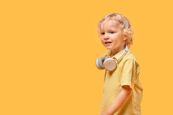 Portrait of a boy with hair listening to music. On the left is a copy space. - Fotoğraf, Görsel