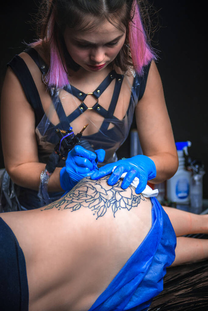 Tatoeëist doet tatoeage in tattoo studio - Foto, afbeelding