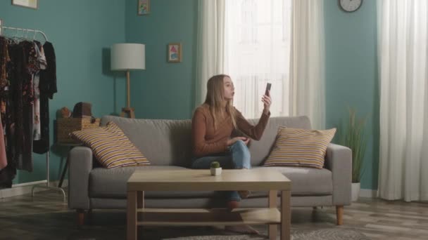 Menina com raiva joga o telefone depois de falar com vídeo - Filmagem, Vídeo