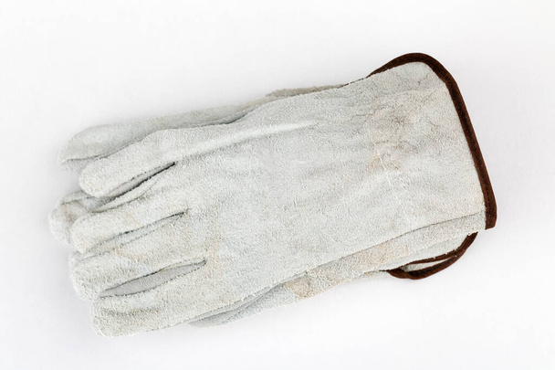 Сварные перчатки, сварочное оборудование, перчатки на белом фоне, защитная одежда. - Фото, изображение