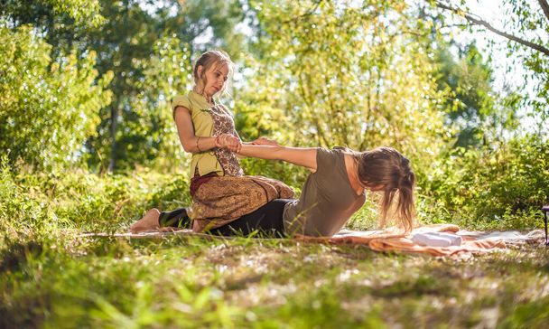 Masaje profesional demuestra refrescantes métodos de masaje al aire libre. - Foto, imagen