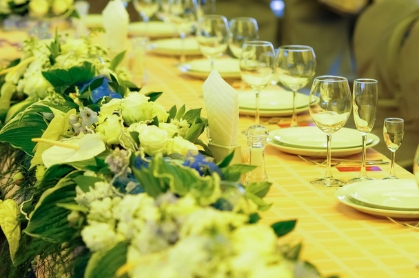 Mesa de banquete com flores
 - Foto, Imagem