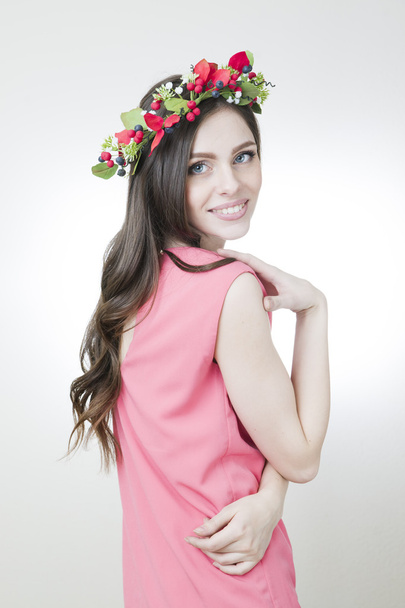 Young beautiful woman with flower wreath on head - Foto, afbeelding