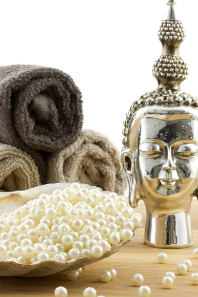 buddha sculpture with towels and big shell - Foto, Bild
