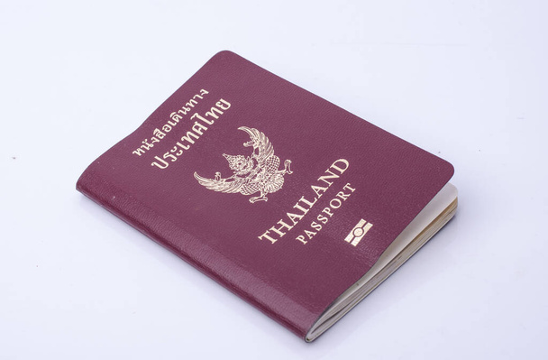 Tailandia pasaporte aislado sobre fondo blanco. - Foto, Imagen