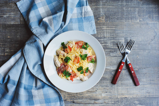 tasty dinner or lunch in italian style - creamy cheese pasta with chicken breast and bacon - Valokuva, kuva