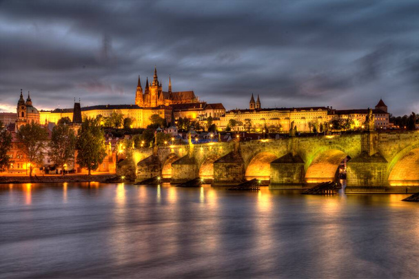 Castelo de Praga e Ponte Charles na hora azul - Foto, Imagem