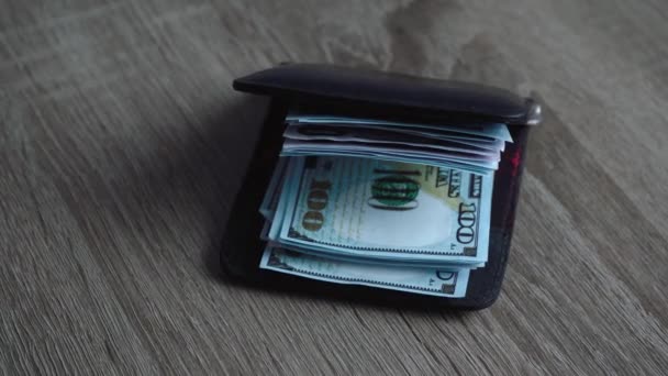 πορτοφόλι με τα χρήματα είναι στο ξύλινο τραπέζι - Πλάνα, βίντεο