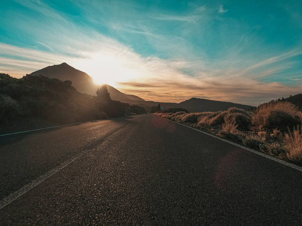Dlouhý asfaltový pohled na silnici a koncept cestování - horská a obloha krajina - Fotografie, Obrázek