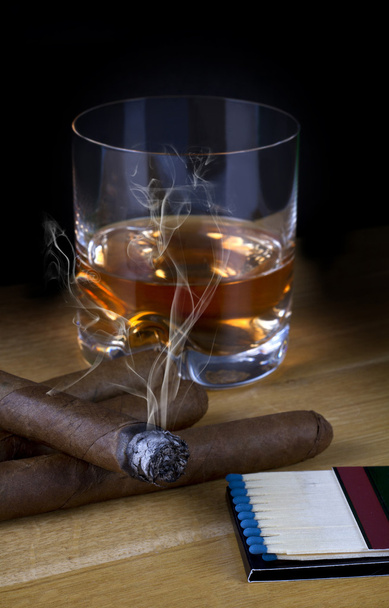 Burbon y cigarro
 - Foto, imagen