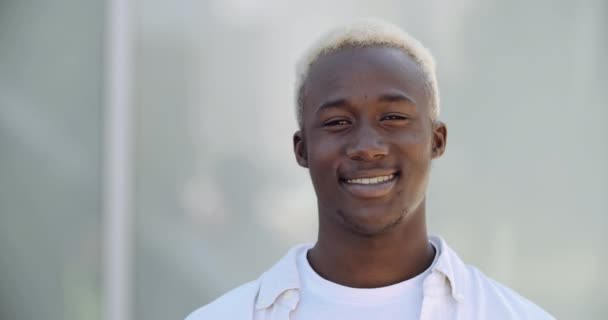 Портрет молодого привабливого афро-американського хлопця студента туриста носить біле вбрання шоу добре знак з символом схвалення успіху згода на перегляд камери посміхаючись, концепції переможця - Кадри, відео