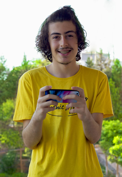 gelukkig jongeman doet selfie met mobiele telefoon - Foto, afbeelding