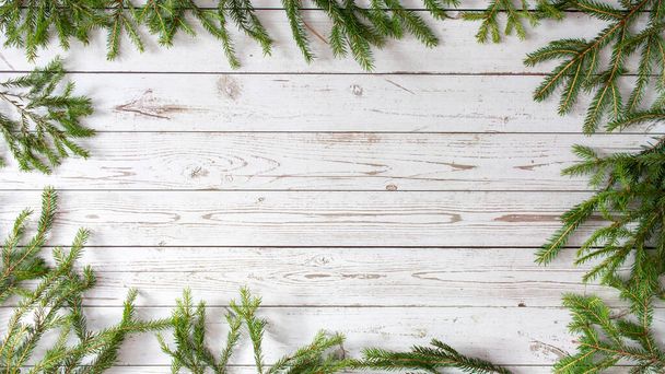 Fondo de Navidad. Año Nuevo, Flatlay. Árbol de Navidad verde con decoraciones festivas y juguetes sobre un fondo de madera claro. - Foto, imagen