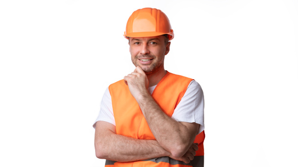 Работник-строитель в оранжевой униформе позирует на белом фоне, панорама - Фото, изображение