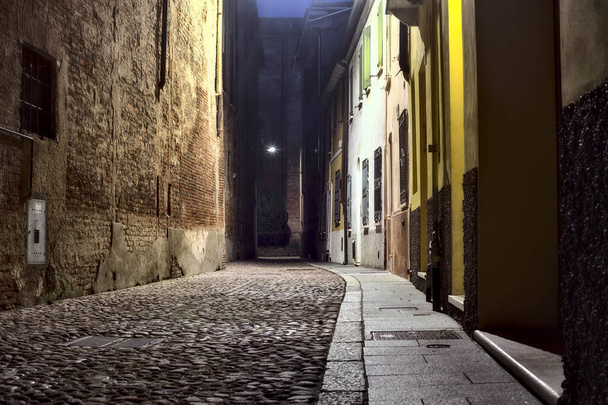 Ulička v noci v italském městě - Fotografie, Obrázek