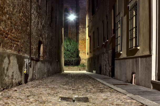 beco à noite de uma cidade italiana - Foto, Imagem
