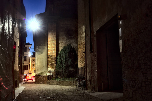 Ulička v noci v italském městě - Fotografie, Obrázek