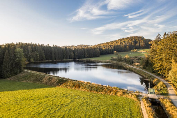 Photo d'une vue aérienne du paysage dans la forêt bavaroise et du réservoir à Groarmschlag près de Grafenau, Allemagne - Photo, image