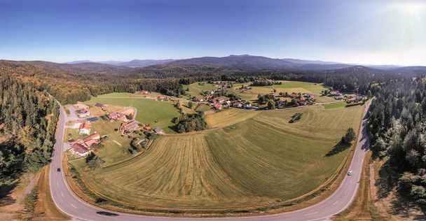 Imagen de una vista aérea panorámica del paisaje en el Bosque de Baviera con las montañas Lusen y Rachel y Arber, Alemania - Foto, Imagen