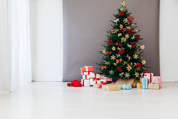 Karácsonyfa dekoráció ajándékokkal az új évre - Fotó, kép