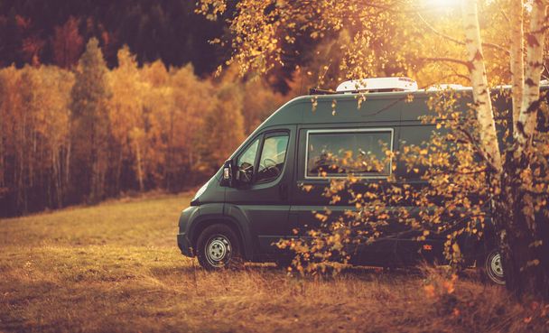 Autumn Fall Foliage RV Recreational Vehicle Camper Van Road Trip and Scenic Camping in Beautiful Place. Autocaravana y la naturaleza escénica. Tema de viaje. - Foto, imagen