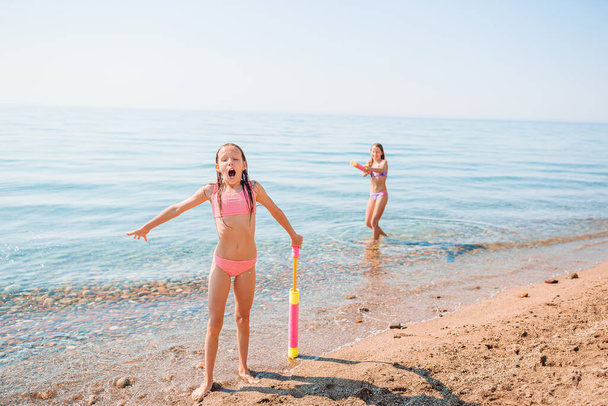 Αξιολάτρευτα παιδάκια στην παραλία κατά τη διάρκεια των καλοκαιρινών διακοπών - Φωτογραφία, εικόνα