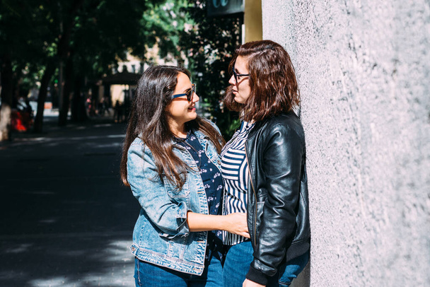 pareja de mujeres abrazándose en la calle - Foto, Imagen