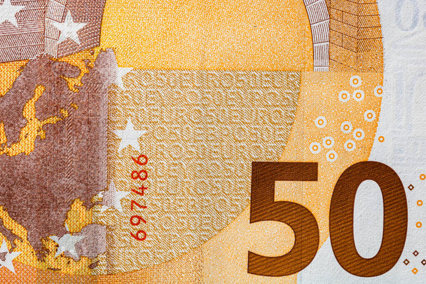 Selektywny nacisk na szczegóły dotyczące banknotów euro. Zbliżenie makro detale banknotów pieniężnych, izolowane 50 euro. Koncepcja pieniądza światowego, inflacji i gospodarki - Zdjęcie, obraz