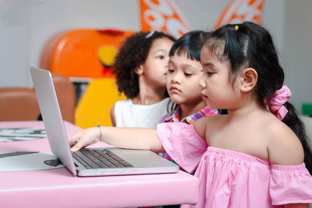 Dzieci z laptopem, kształcenie online na odległość w domu, nowa generacja celów w zakresie edukacji technologicznej - Zdjęcie, obraz