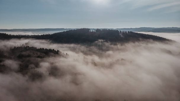 Vista aérea del paisaje nebuloso de la mañana. Otoño paisaje tranquilo otoño. Ambiente de calma brumosa. Drone foto de la montaña checa Velky Blanik. Árboles en la niebla. Cuento de hadas land.Meditation concepto de ensueño. - Foto, Imagen