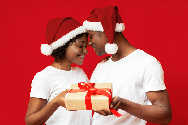 Romantik siyah çift Noel 'i kutluyor, yakın çekim. - Fotoğraf, Görsel