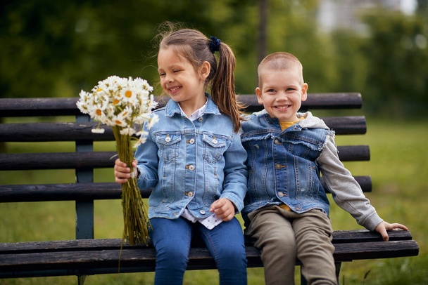 Preschool boy and girl romance in a park - Fotografie, Obrázek