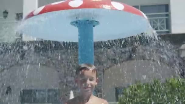 Un chico tomando una ducha al aire libre - Metraje, vídeo